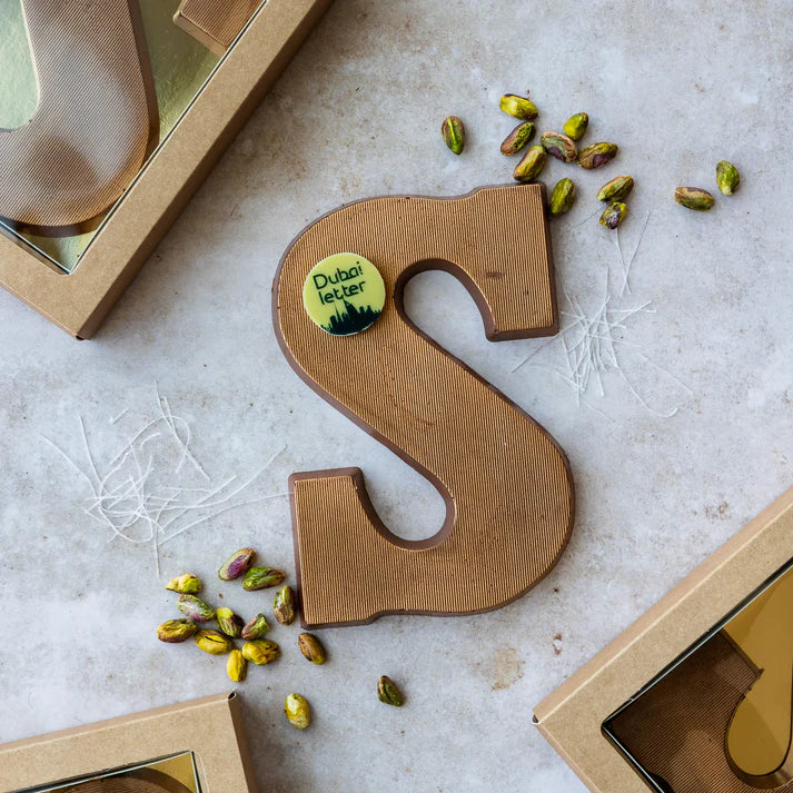 Handgemaakte Dubai Gold Chocolade Letter S – Pistache-Kadayif – 200g Luxe Giftbox