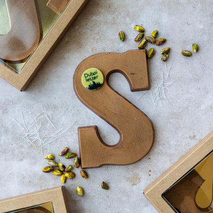 Handgemaakte Dubai Gold Chocolade Letter S – Pistache-Kadayif – 200g Luxe Giftbox